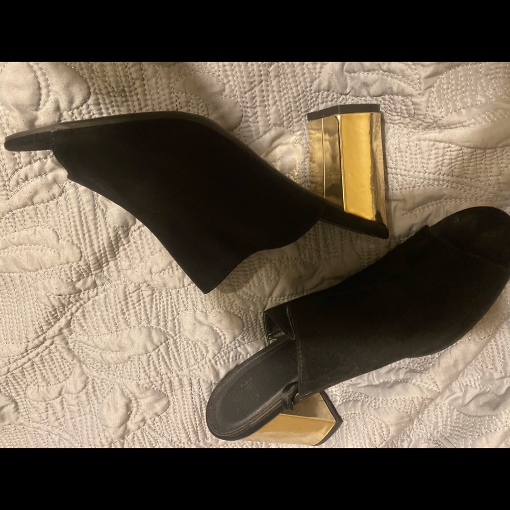 New York and Company sz 10 black and gold Mule